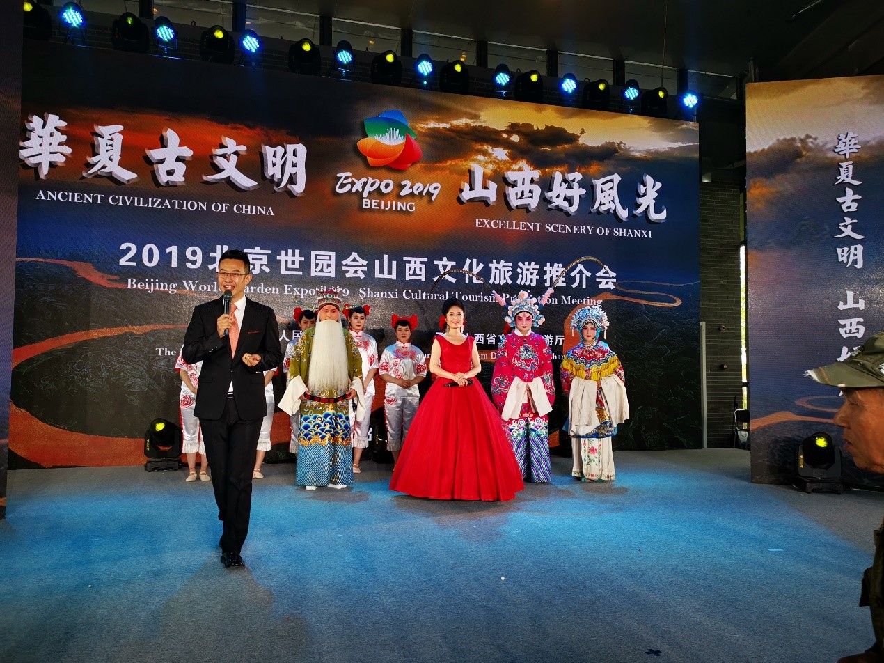 为了让在场嘉宾更深入地了解山西,会议现场在循环播放英文版山西旅游