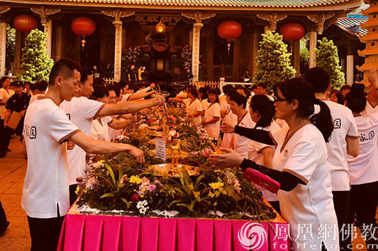 现场布置节俭朴素不铺张(图片来源:凤凰网佛教 摄影:南普陀寺)