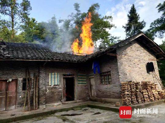 明火已竄上房頂前不久,渠縣男子蒲某(76歲)養的狗咬傷了鄰居蒲某才,蒲