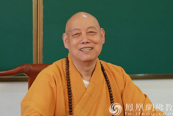 道慈法师为引礼师培训作现场指导（图片来源：凤凰网佛教 摄影：普陀山佛教协会）