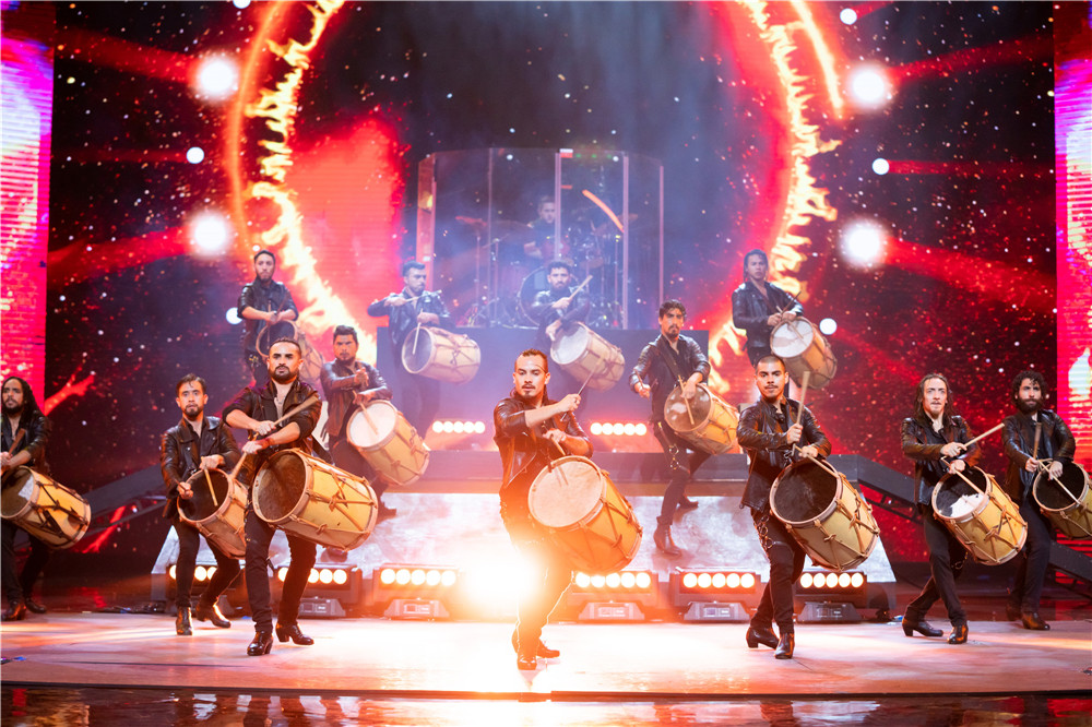 阿拉蕾一出场就给王祖蓝一个大大的么么哒,还贴心夸赞祖蓝"帅,非常帅"