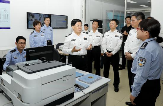 5月27日，国务委员、公安部党委书记、部长赵克志在北京调研公安执法规范化建设。图为赵克志在北京市公安局西城分局牛街派出所详细了解开展案件监督管理工作情况。