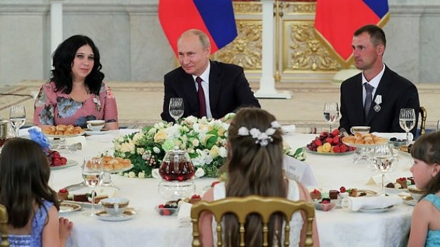 当“硬汉”普京看到他们 连眼神都变温柔了