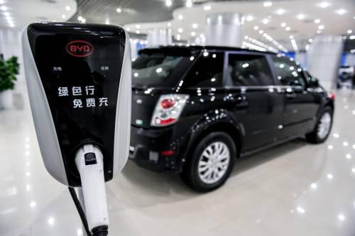 这是在深圳比亚迪总部展厅拍摄的比亚迪新能源汽车和充电桩展品。新华社