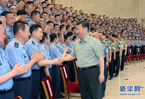 6月18日，中共中央总书记、国家主席、中央军委主席习近平在北京接见空军第十三次党代表大会全体代表。这是习近平同代表们亲切握手。 新华社记者 李刚 摄
