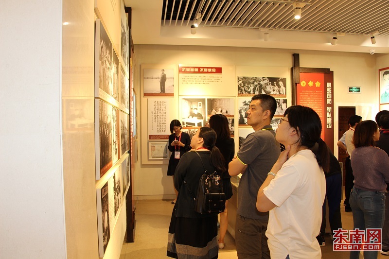 代表团在杨成武将军纪念馆认真地看展示内容