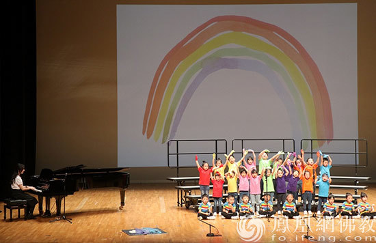 学生代表献上精彩表演以谢师恩(图片来源:凤凰网佛教 摄影:罗孙可)