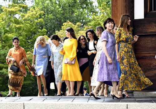 G 第一夫人团 共游京都 合照时却被这位男性抢镜 凤凰网