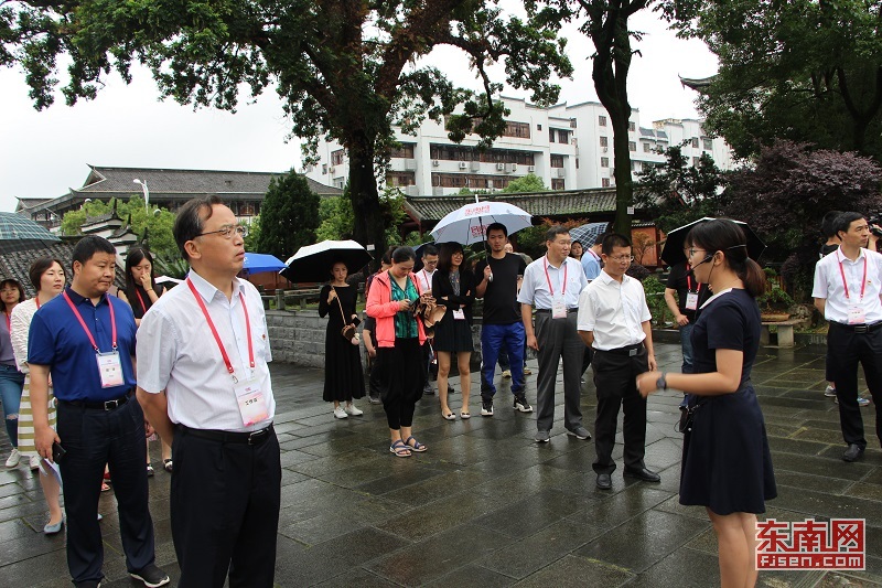 参观福建省苏维埃政府旧址