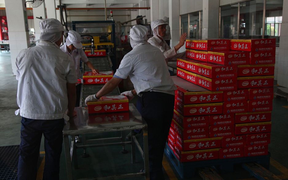 福建达利食品公司玉溪工厂,和其正凉茶生产车间.