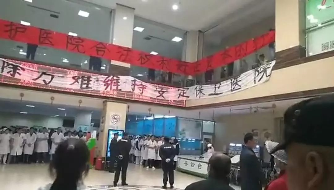 目击最狗血上市公司内斗:蛋袭总裁,警方跨省抓人