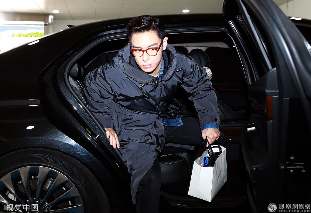 top崔胜贤正式退伍素颜出镜嘴角现伤口