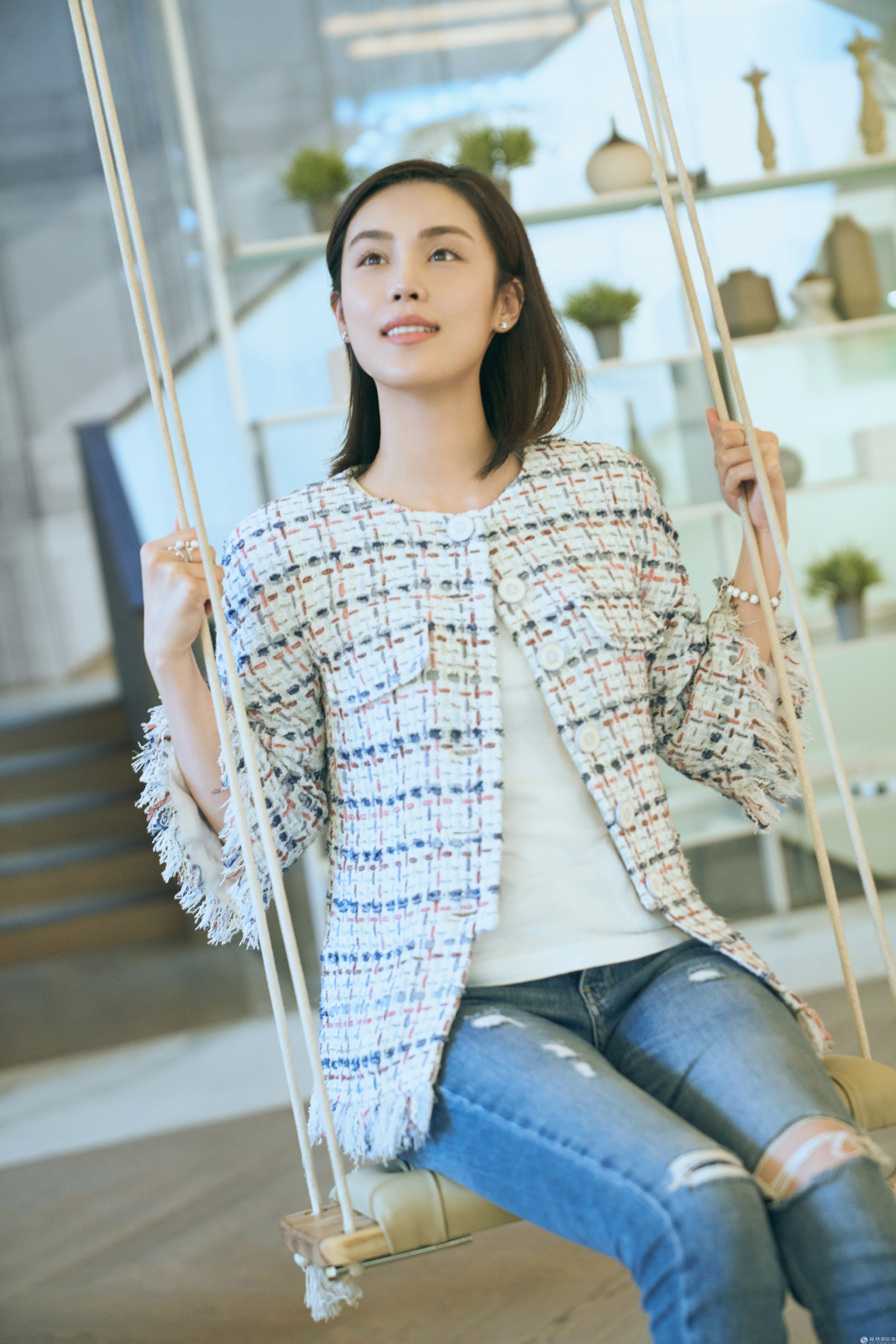 韩丹彤写真荡秋千又美又仙雾面妆造型抢镜清爽利落