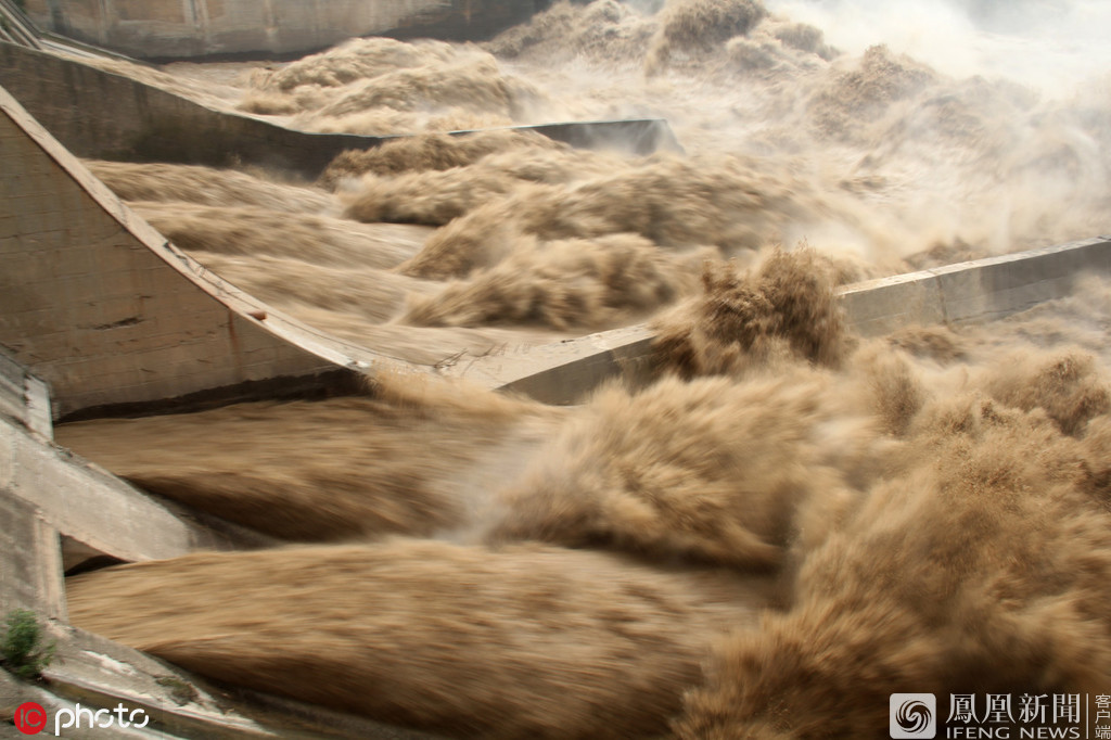 三门峡大坝泄洪现场