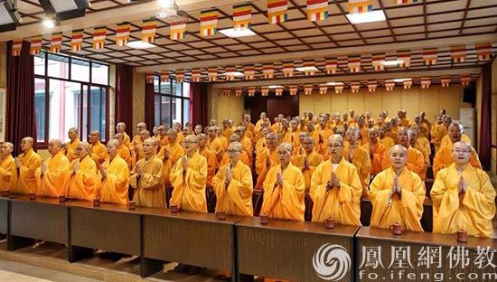 齐唱三宝歌（图片来源：凤凰网佛教 摄影：四川尼众佛学院）