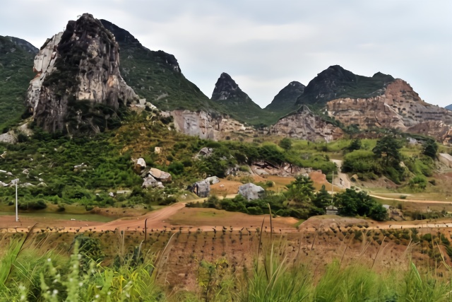 矿石开采极易造成山体破坏，给生态环境带来严重影响。摄影/章轲