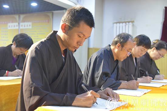 净晨居士在天津市莲宗寺抄《心经》供养观音菩萨(图片来源:凤凰网佛教 摄影:果朝)
