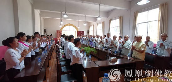 祈福世界和平,国泰民安(图片来源:凤凰网佛教 摄影:临沧金龙寺)