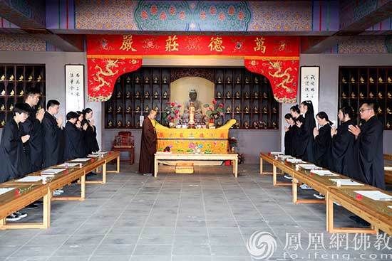 江苏太仓同觉寺组织三宝弟子在观世音菩萨圣像前抄写《心经》(图片来源:凤凰网佛教 摄影:江苏太仓同觉寺)