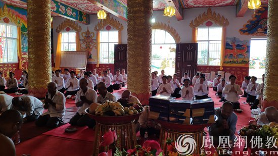 供养袈裟现场(图片来源:凤凰网佛教 摄影:临沧金龙寺)