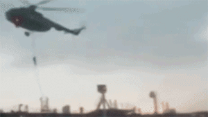 伊朗扣押英国油轮视频曝光 突击队从天而降登船