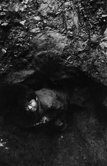 9岁的万育伟已经辍学,他在一处煤矿挖煤挣钱贴补家用.