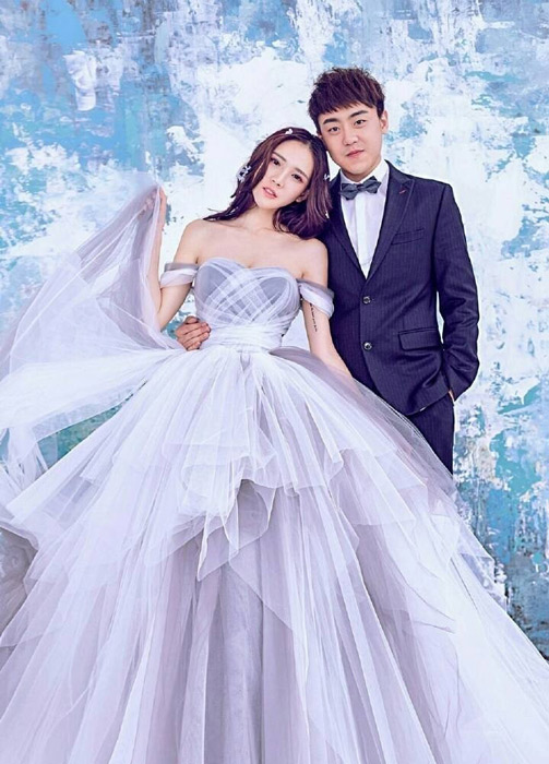 快男刘心举行婚礼 新娘穿婚纱容貌艳丽