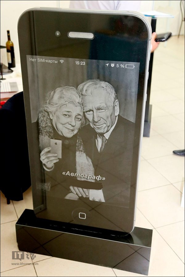 艺术家把墓碑做成iphone卖大受欢迎