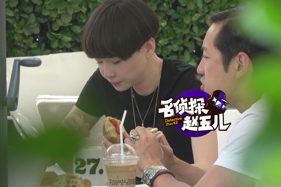 高晓松前妻同好友进餐 狂啃汉堡十分可爱