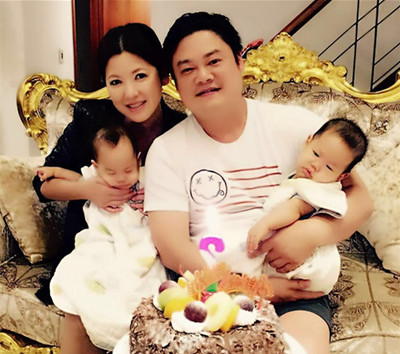 陈明真与老公孩子2014年,48岁"高龄"的陈明真生下一对双胞胎.