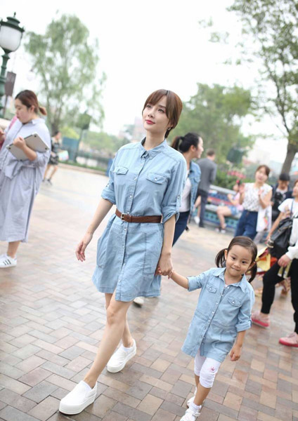 15/22李小璐带甜馨游迪士尼.
