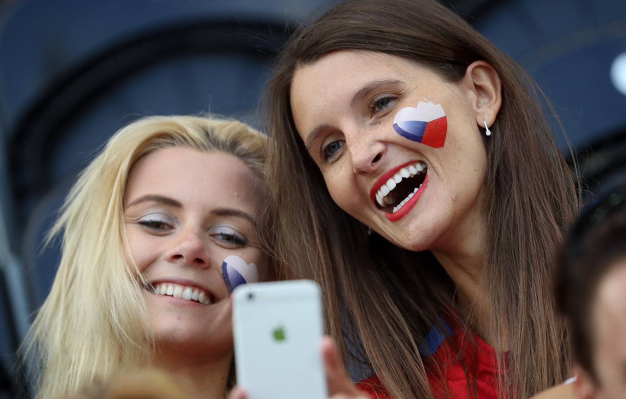 捷克球迷热裤惹火身材纤细曲线性感