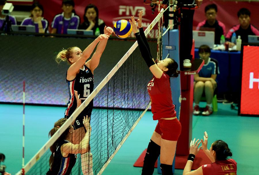 中国队队员丁霞(右)与荷兰队球员格罗特许斯在网上争球.