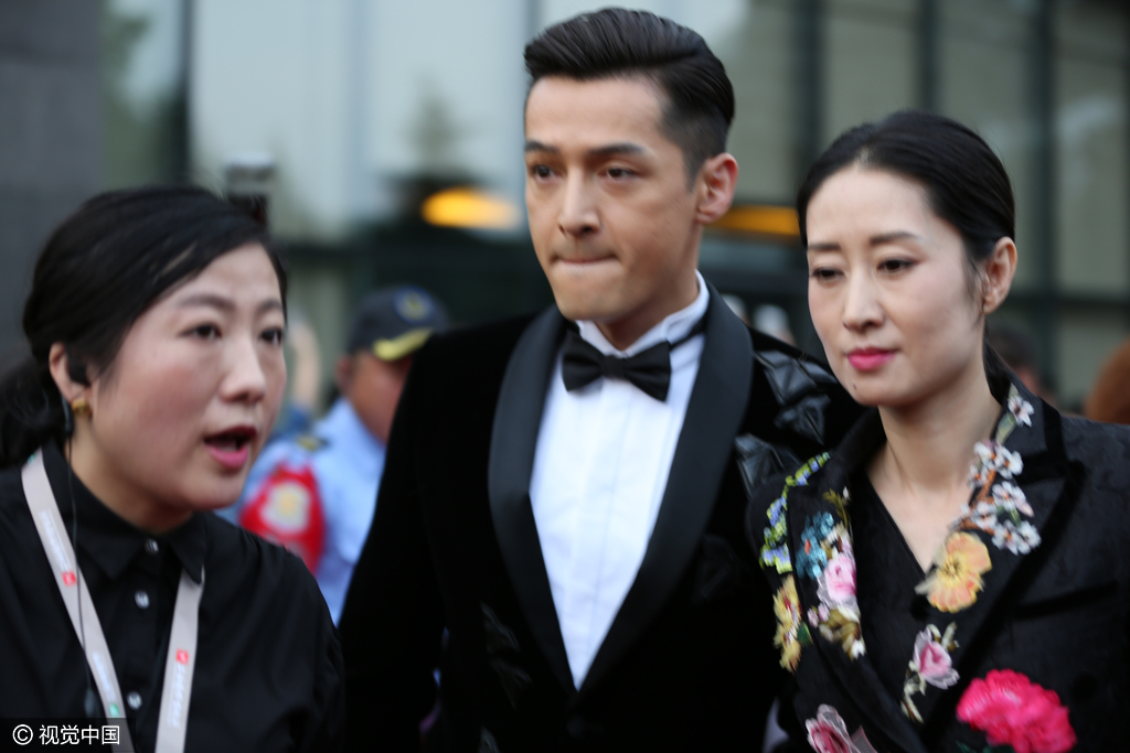 明镜明台再合体 胡歌与刘敏涛离开某酒店遭粉丝围堵