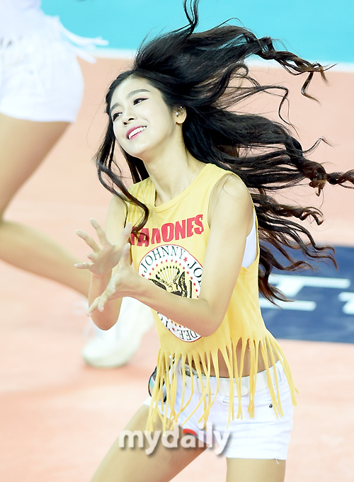 近日,韩国一场排球比赛在仁川举行,美艳宝贝火辣热舞,超高颜值秀雪白