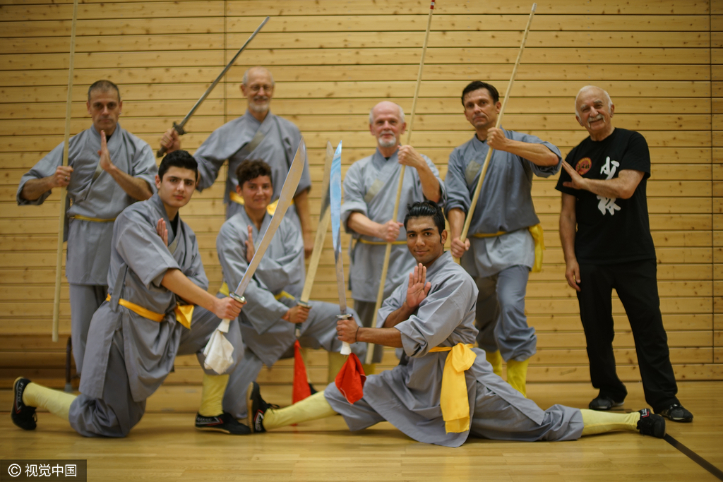 难民学习少林功夫舞刀弄枪有模有样