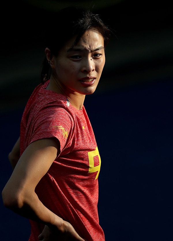 中国跳水队队员吴敏霞在训练前