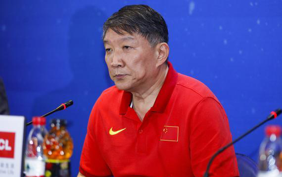 宫鲁鸣:身高是男篮唯一优势 对抗强度还差很多