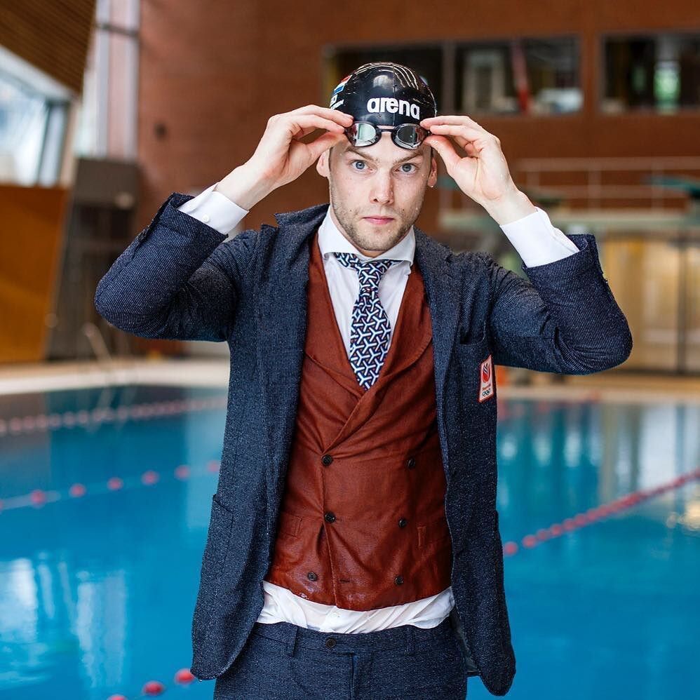 帅哥神技能:荷兰泳将水底吐出五环泡泡