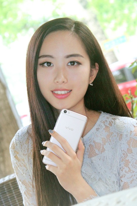 vivo x7美女主题图赏 雨后清凉一拍