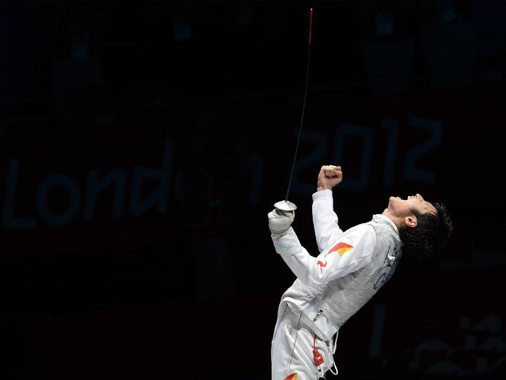 带着成为中国奥运代表团开幕式旗手的荣誉,击剑奥运冠军雷声在3日下午