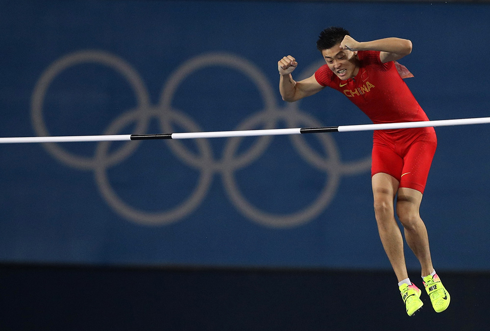 薛长锐再次试跳,胸部碰到栏杆.