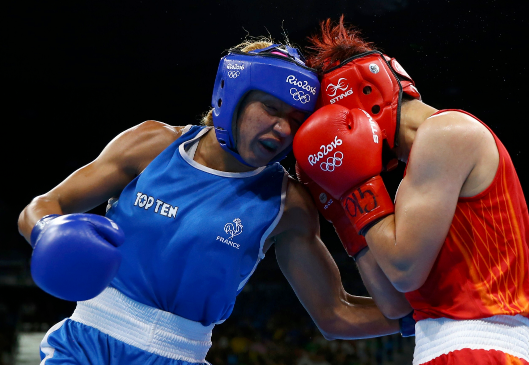 里约奥运会女子拳击决赛,尹军花小分惜败,不敌法国选手遗憾摘银.