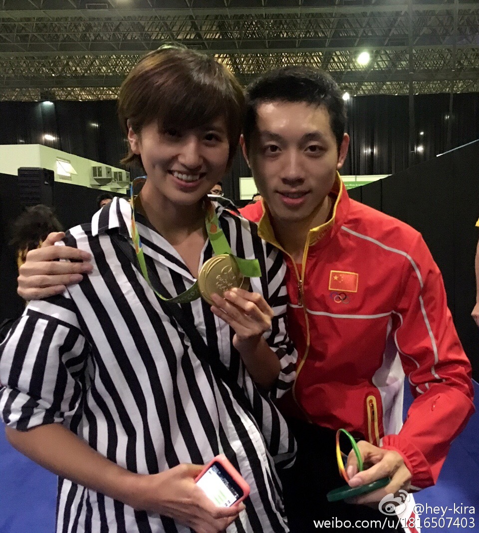 走在马龙和刘国梁教练身后的许昕,也很快发现了她.