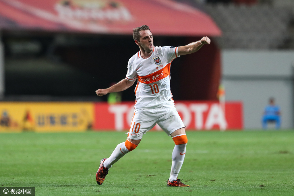 第35分钟,蒙蒂略禁区弧顶任意球射门窜入右下角,为鲁能追回一分.