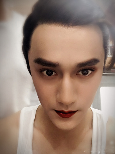 蒋劲夫凤凰娱乐讯 蒋劲夫在微博上晒出两张自拍,并配文称自己"性感