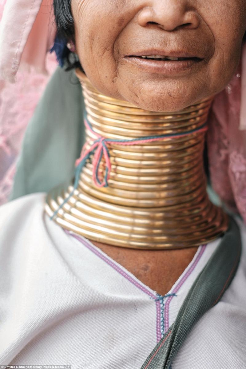 缅甸的"长颈鹿女人":以长脖子为美 从小佩戴铜颈圈