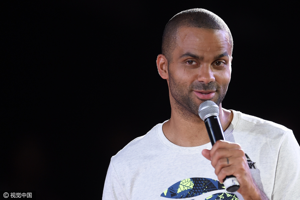 帕克空降京城 获女粉丝拥抱乐开花