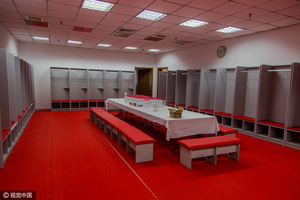 球迷挂横幅力挺国足 更衣室内景曝光