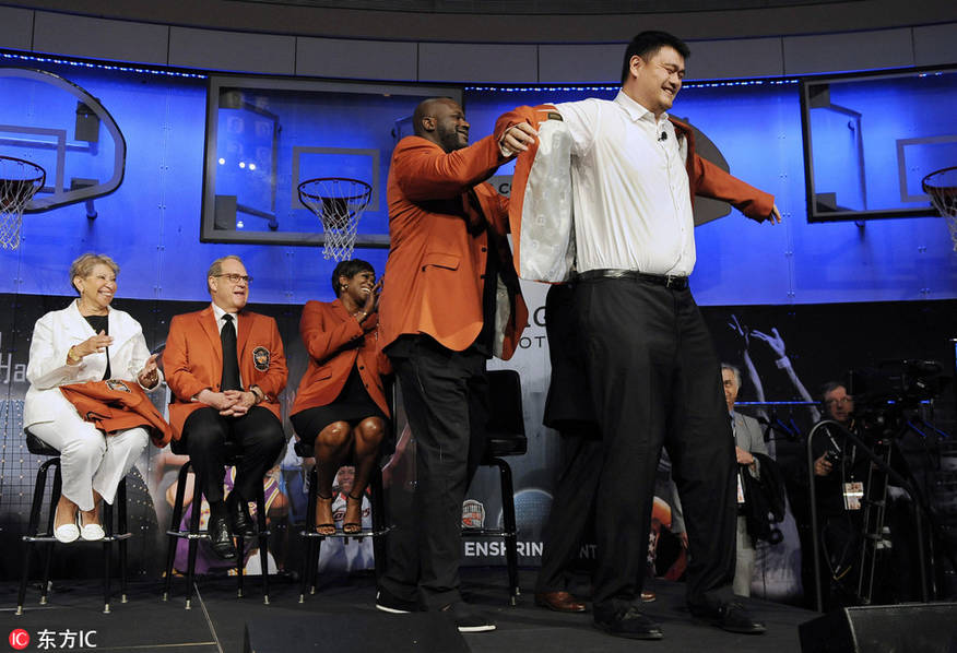 两大中锋再聚首!奥胖"助攻"姚明穿名人堂夹克